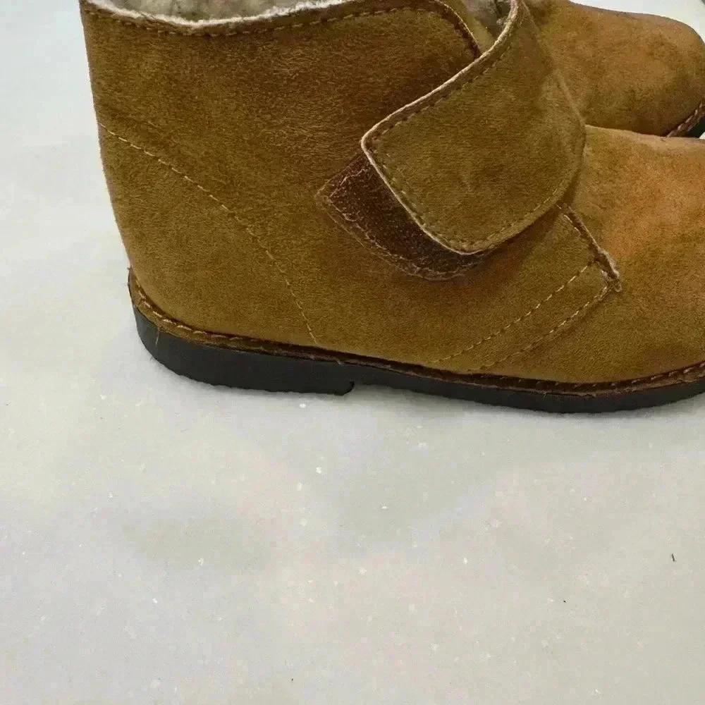 Kenneth Cole reaction unisex chukka boots. Brown suede size 9